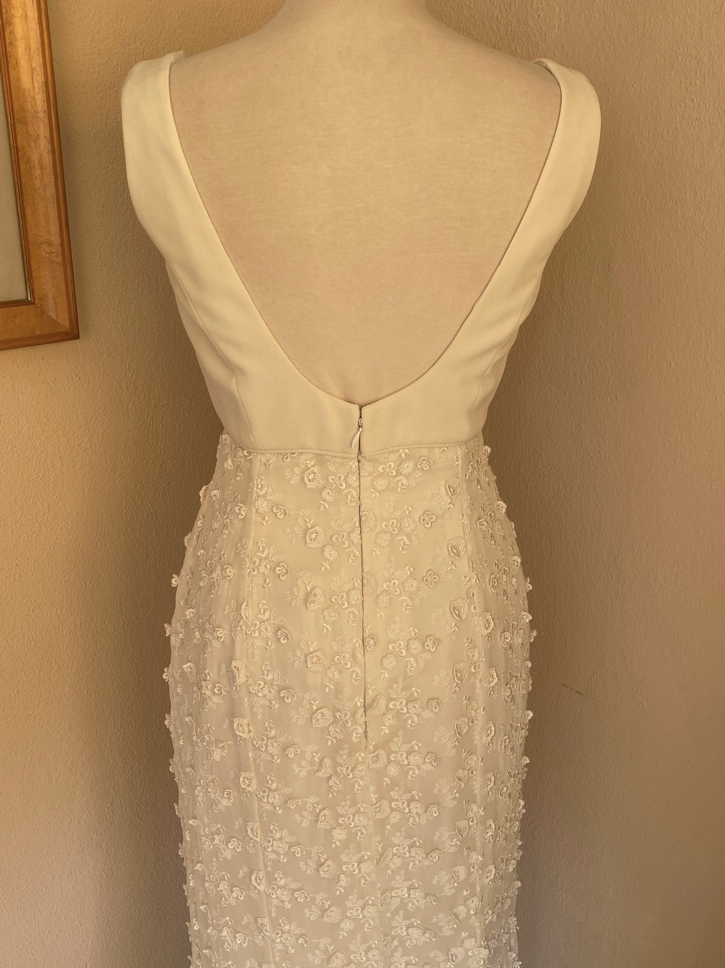 Vestido de novia de gasa con flores en relieve