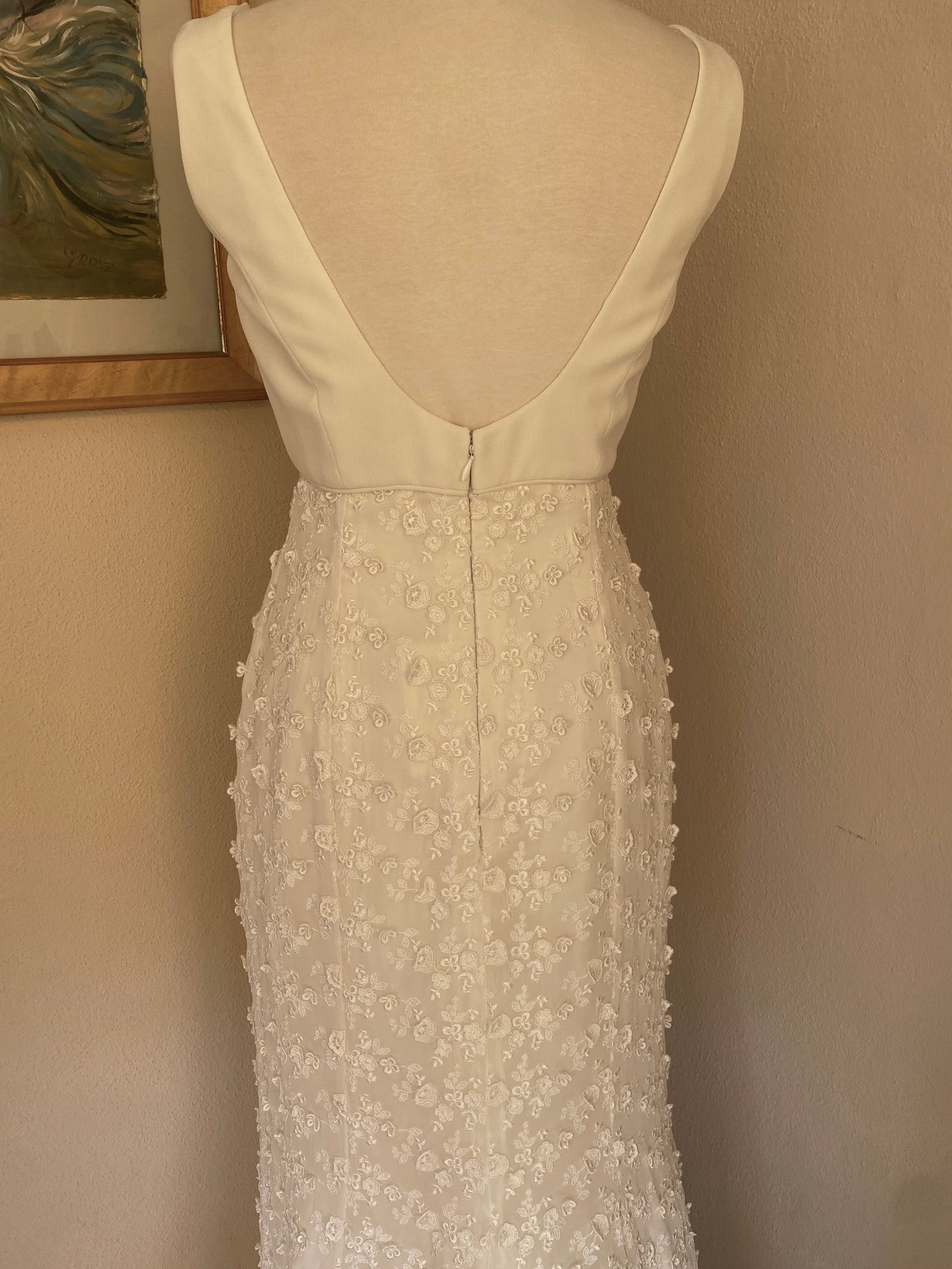 Vestido de novia de gasa con flores en relieve