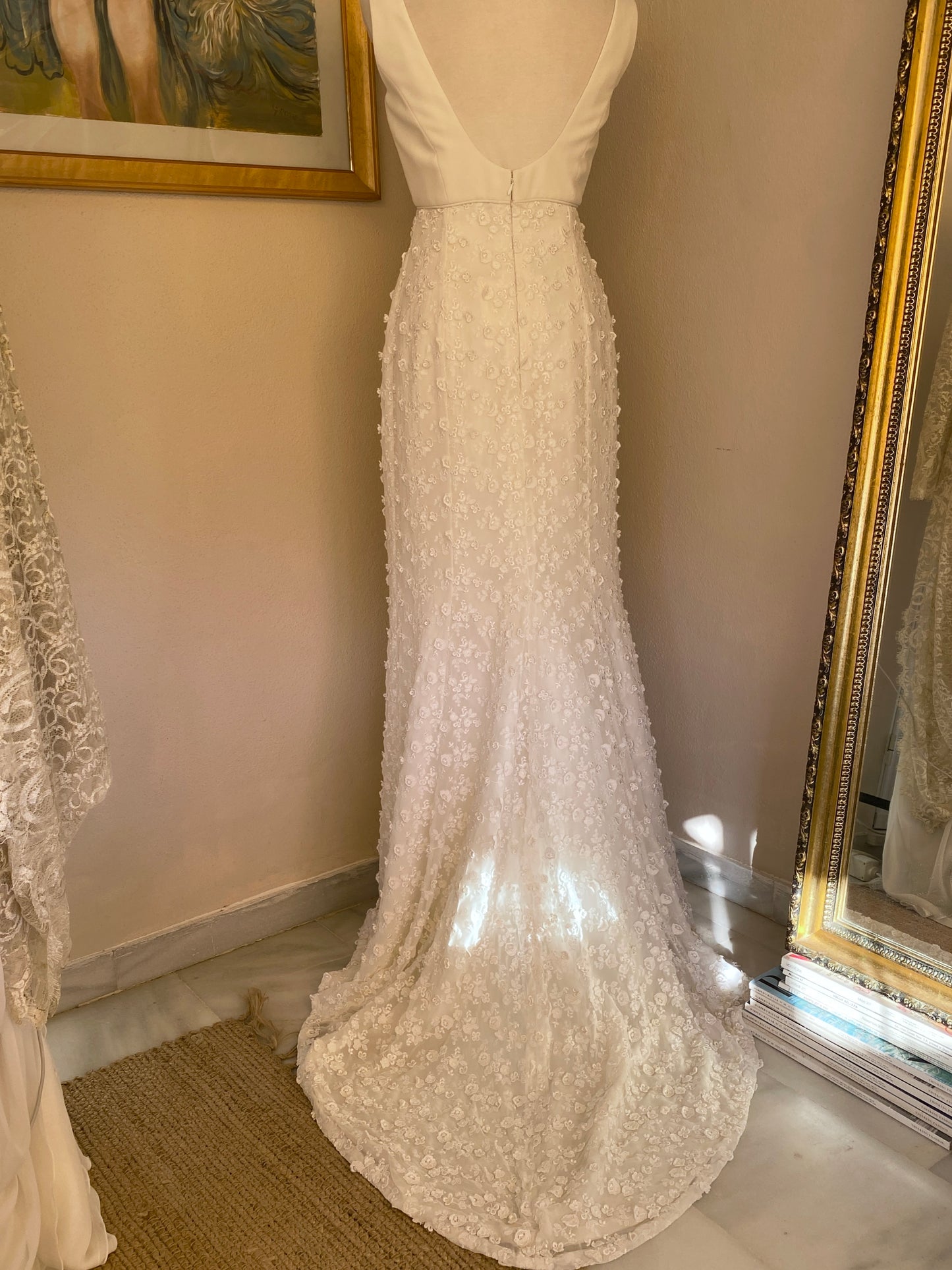 Vestido de novia de gasa con flores en relieve