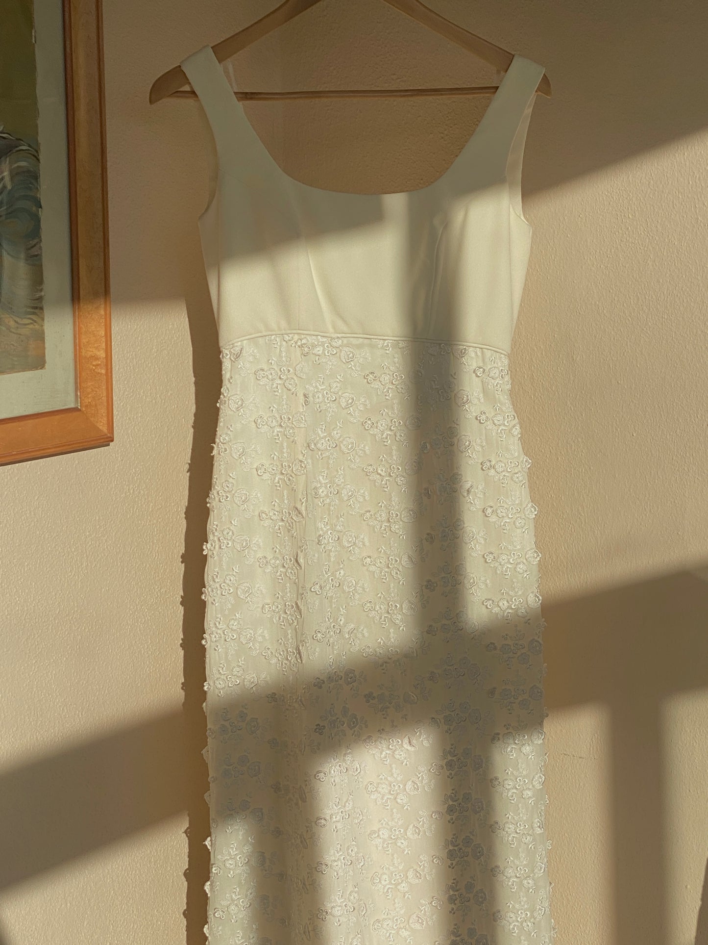 Vestido de novia de gasa con flores en relieve