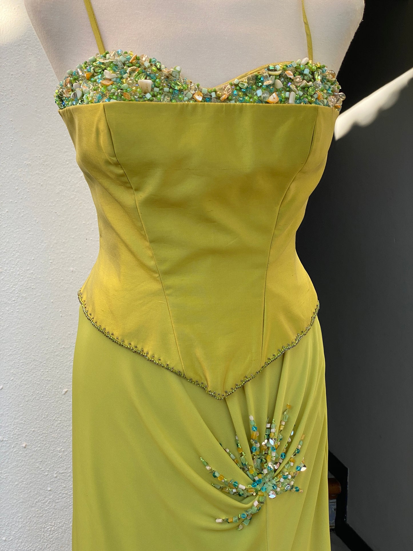 Dos piezas de corset en seda salvaje y falda de punto