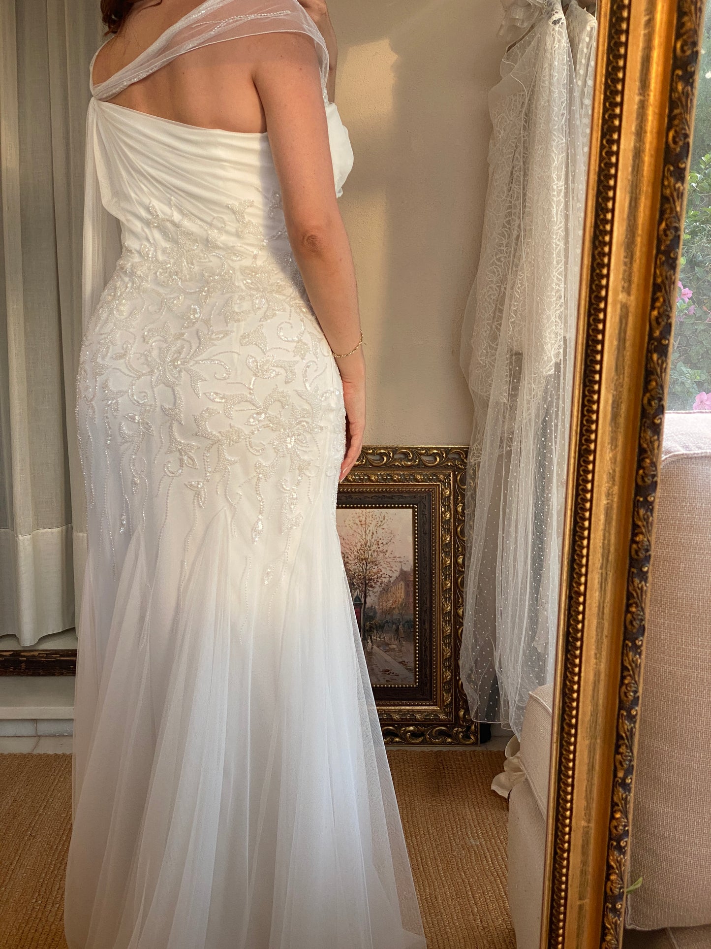 Vestido romántico de tul, pedrería y godets