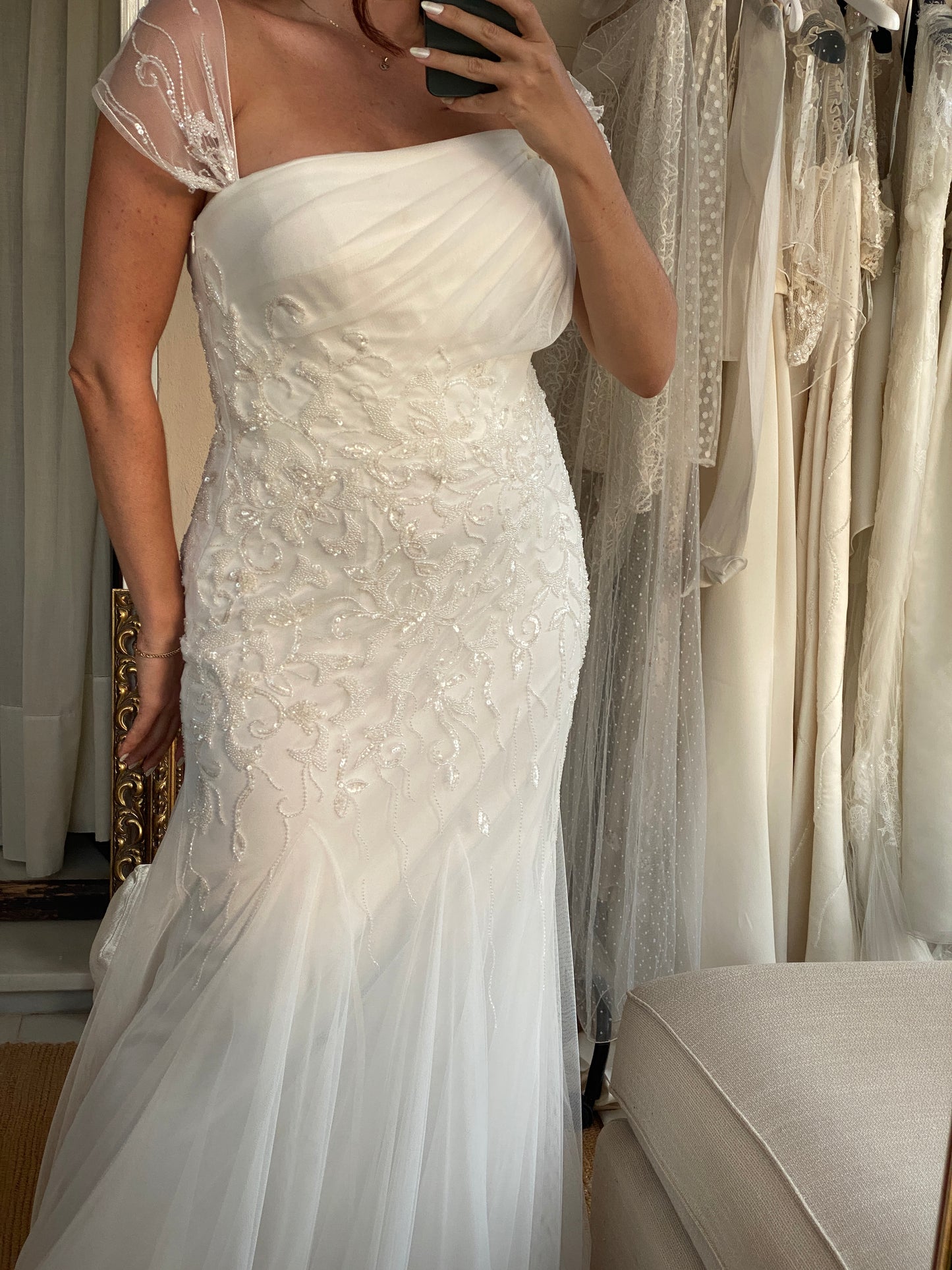 Vestido romántico de tul, pedrería y godets
