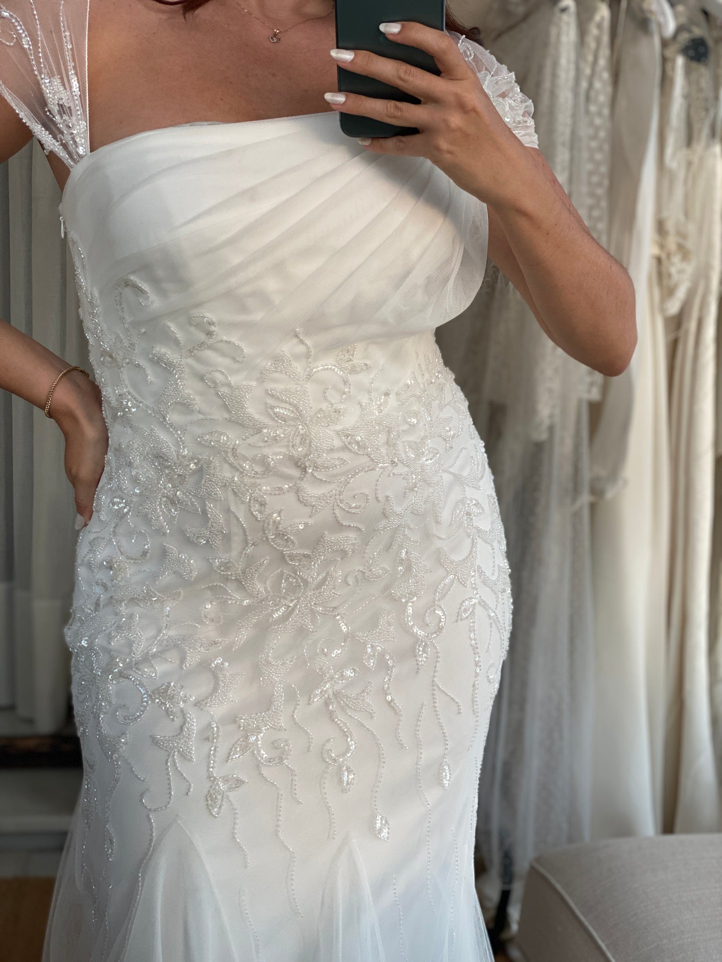 Vestido romántico de tul, pedrería y godets