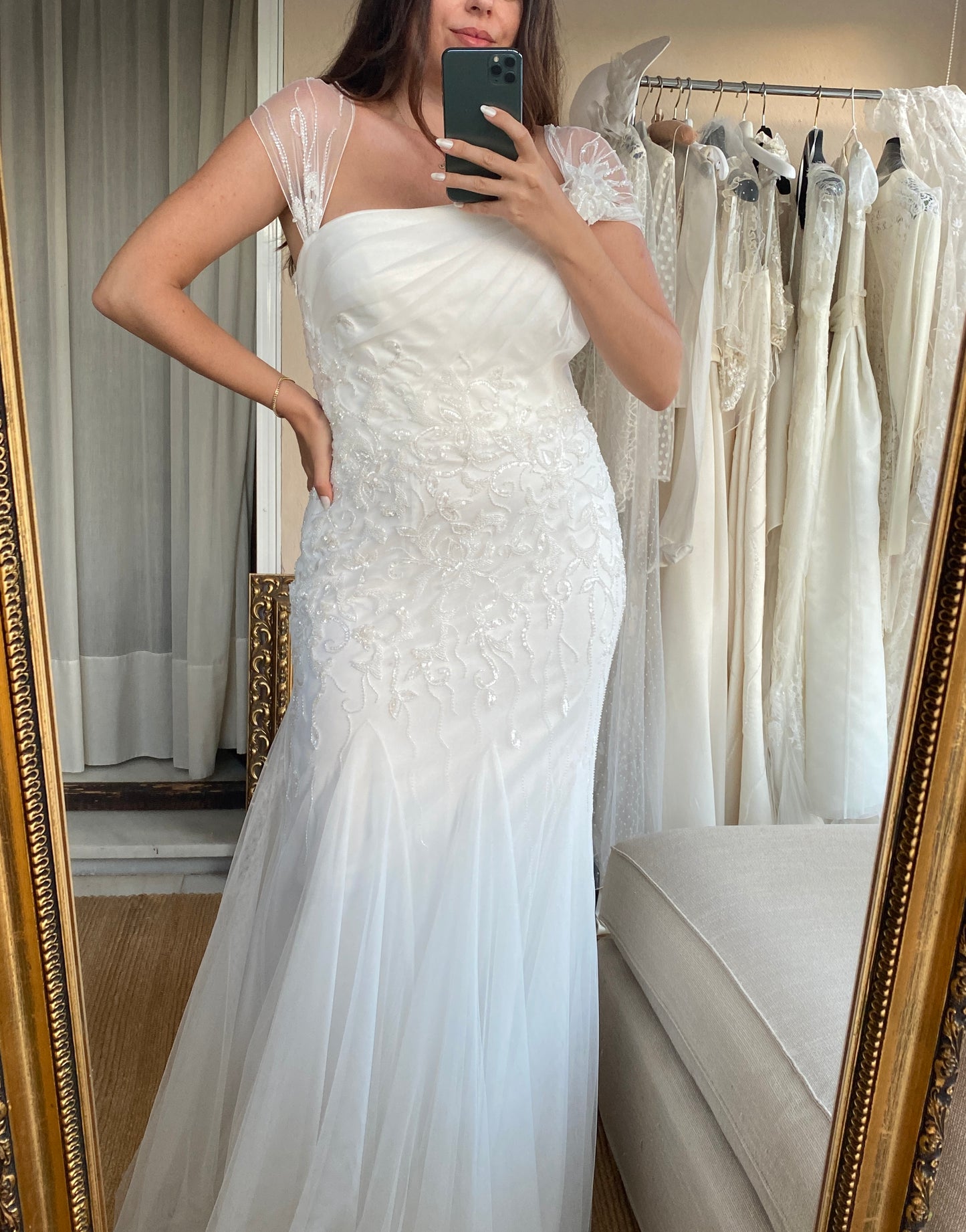 Vestido romántico de tul, pedrería y godets