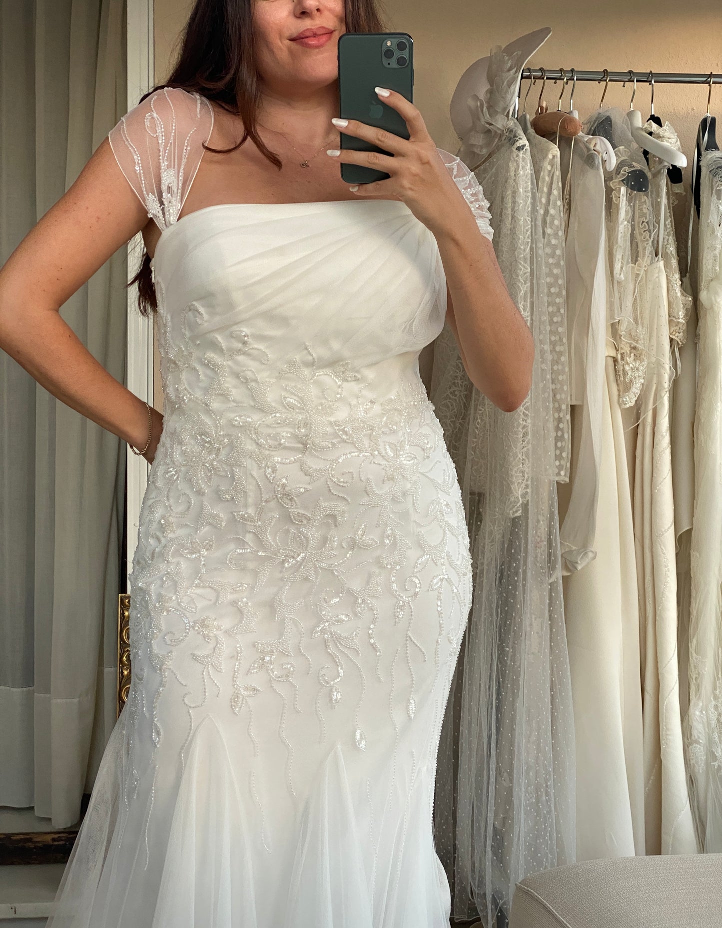 Vestido romántico de tul, pedrería y godets