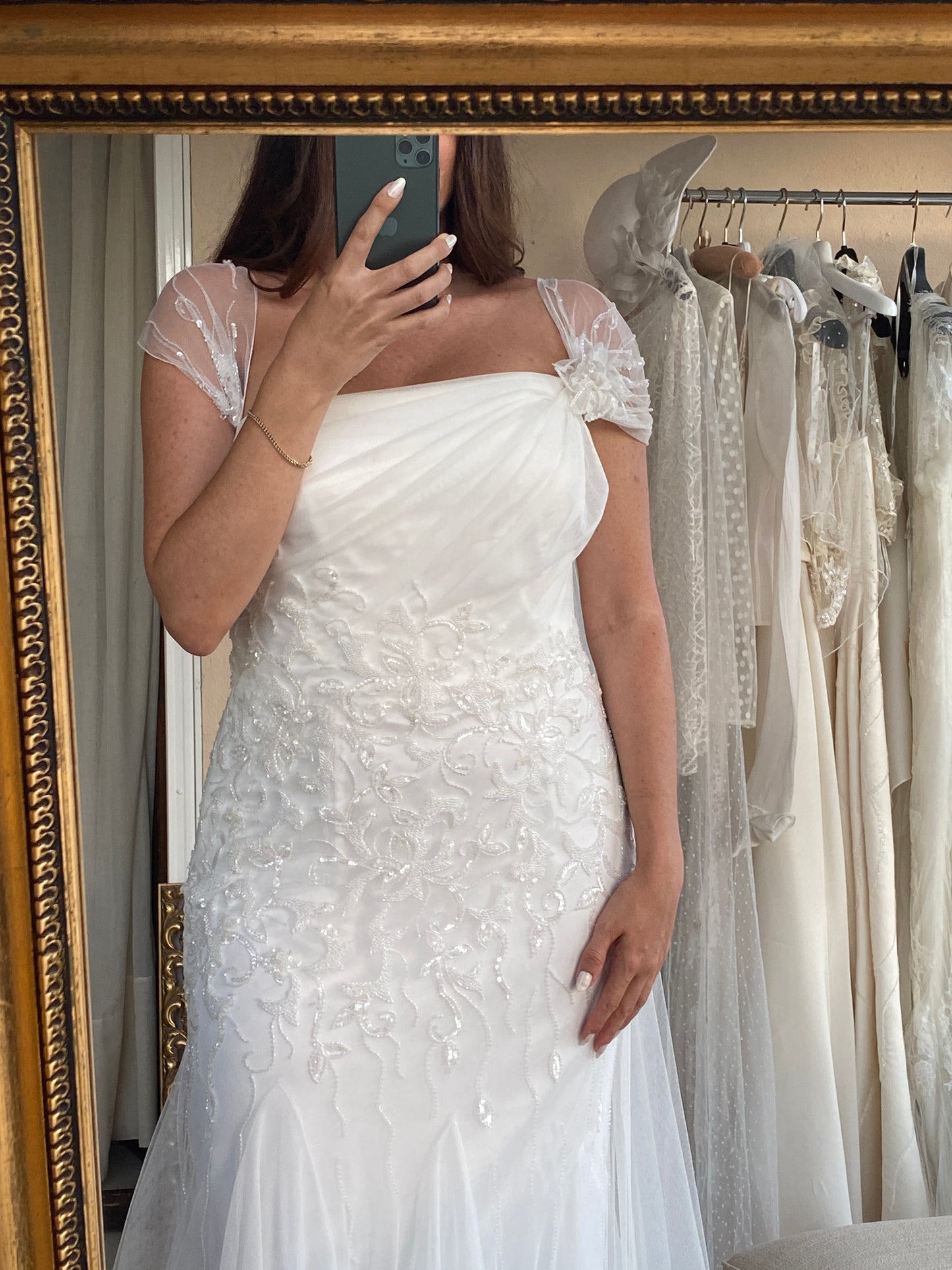 Vestido romántico de tul, pedrería y godets