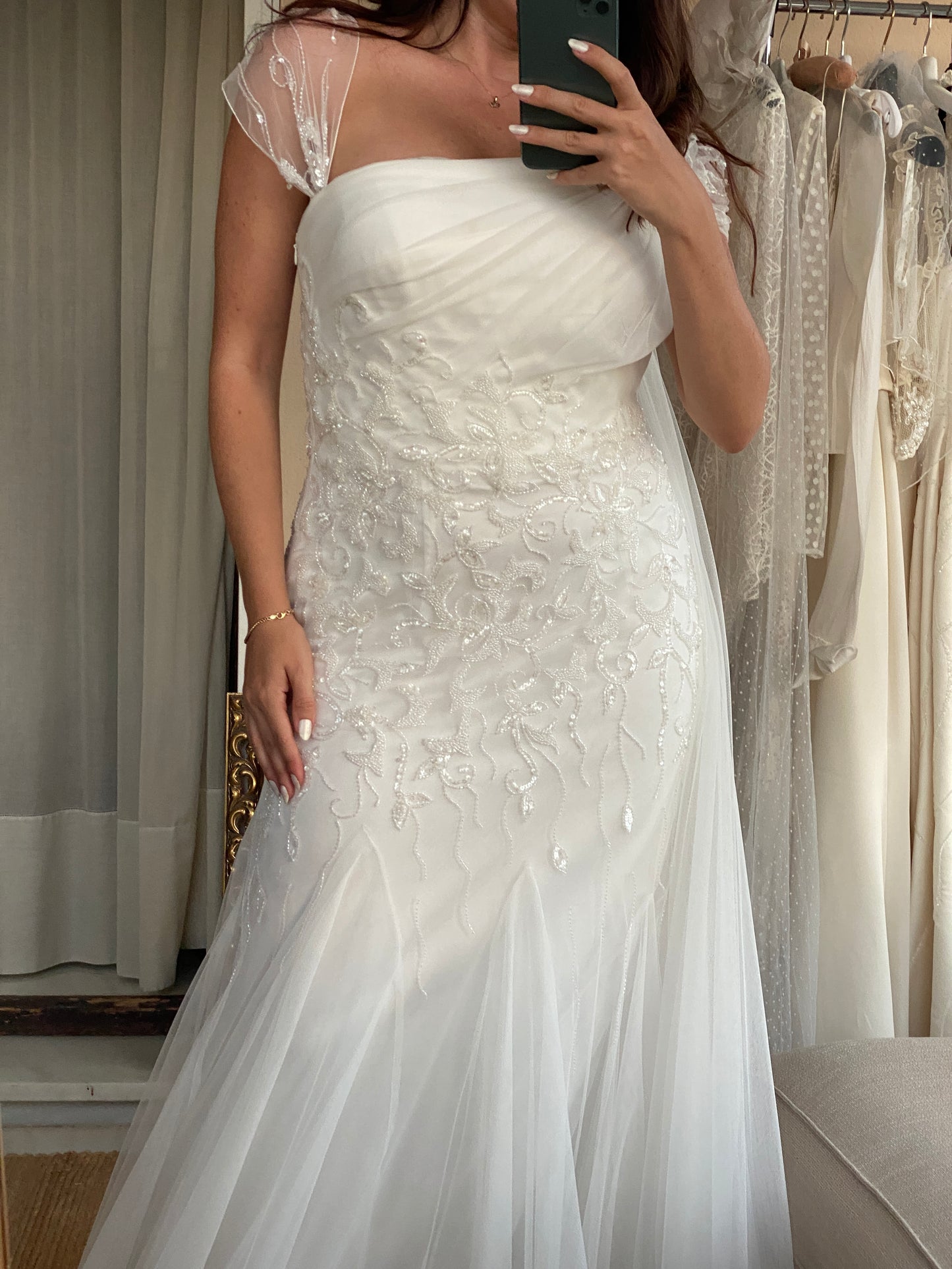 Vestido romántico de tul, pedrería y godets