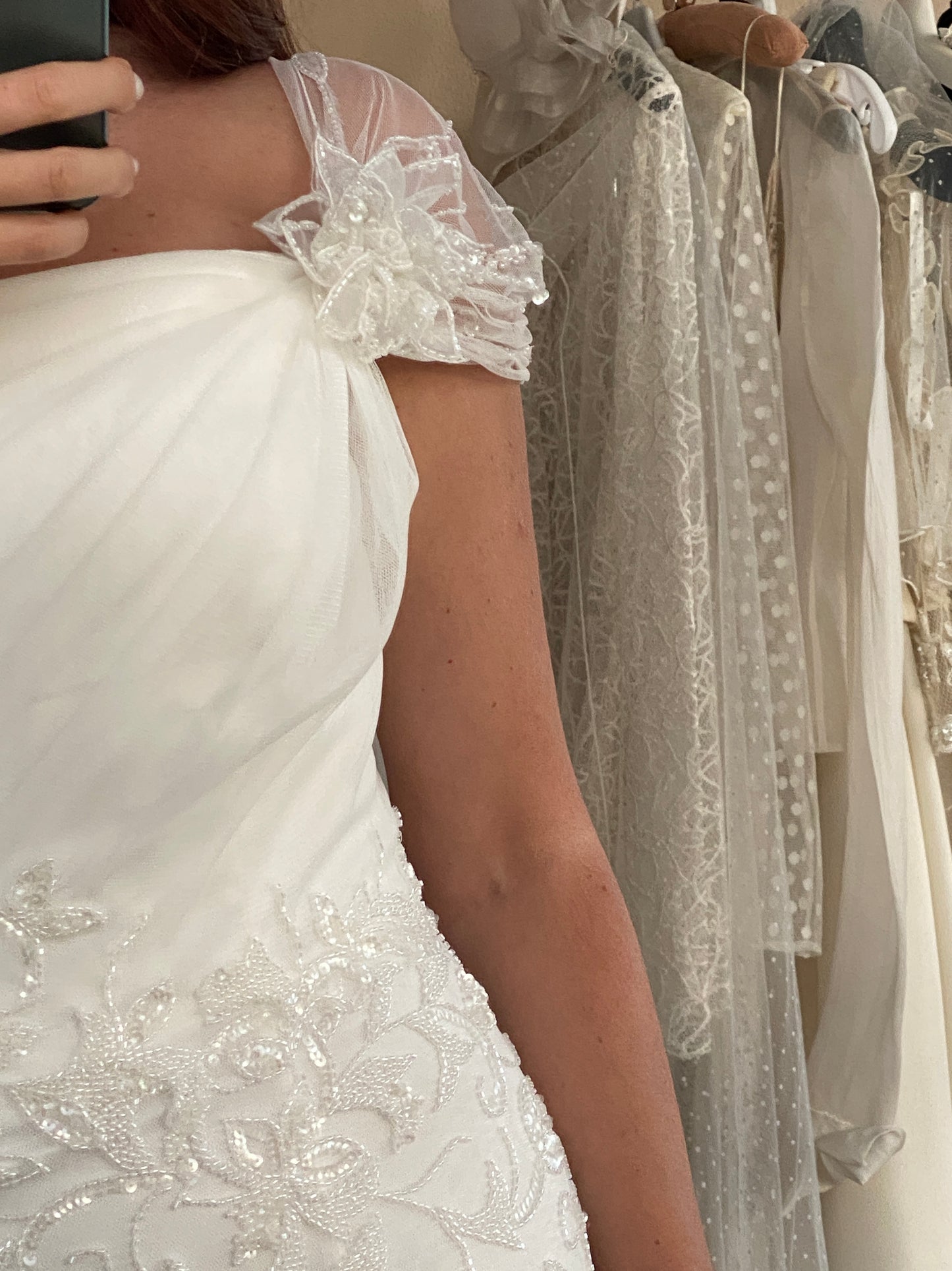 Vestido romántico de tul, pedrería y godets