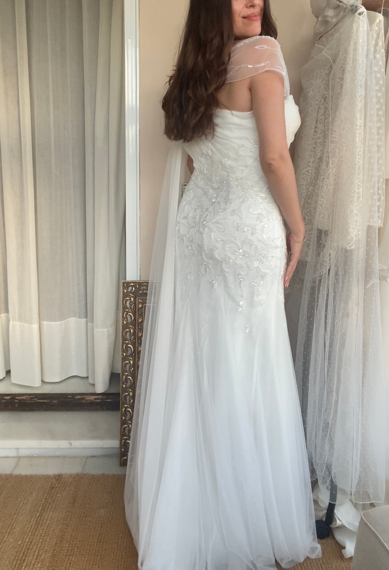 Vestido romántico de tul, pedrería y godets