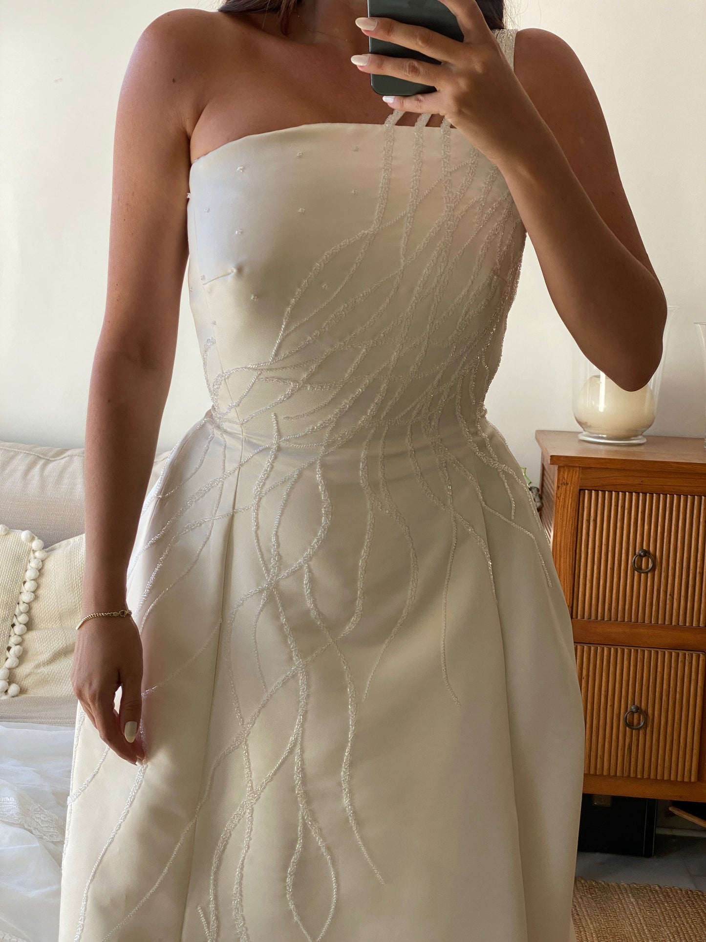 Vestido de raso asimétrico con tirante joya