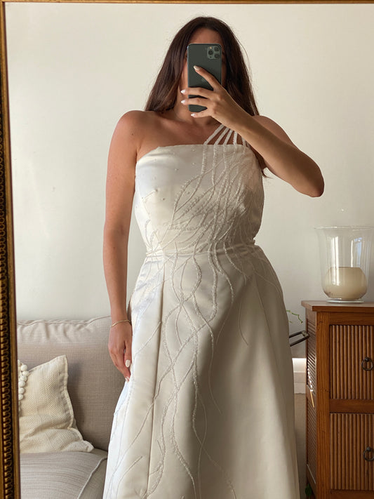 Vestido de raso asimétrico con tirante joya
