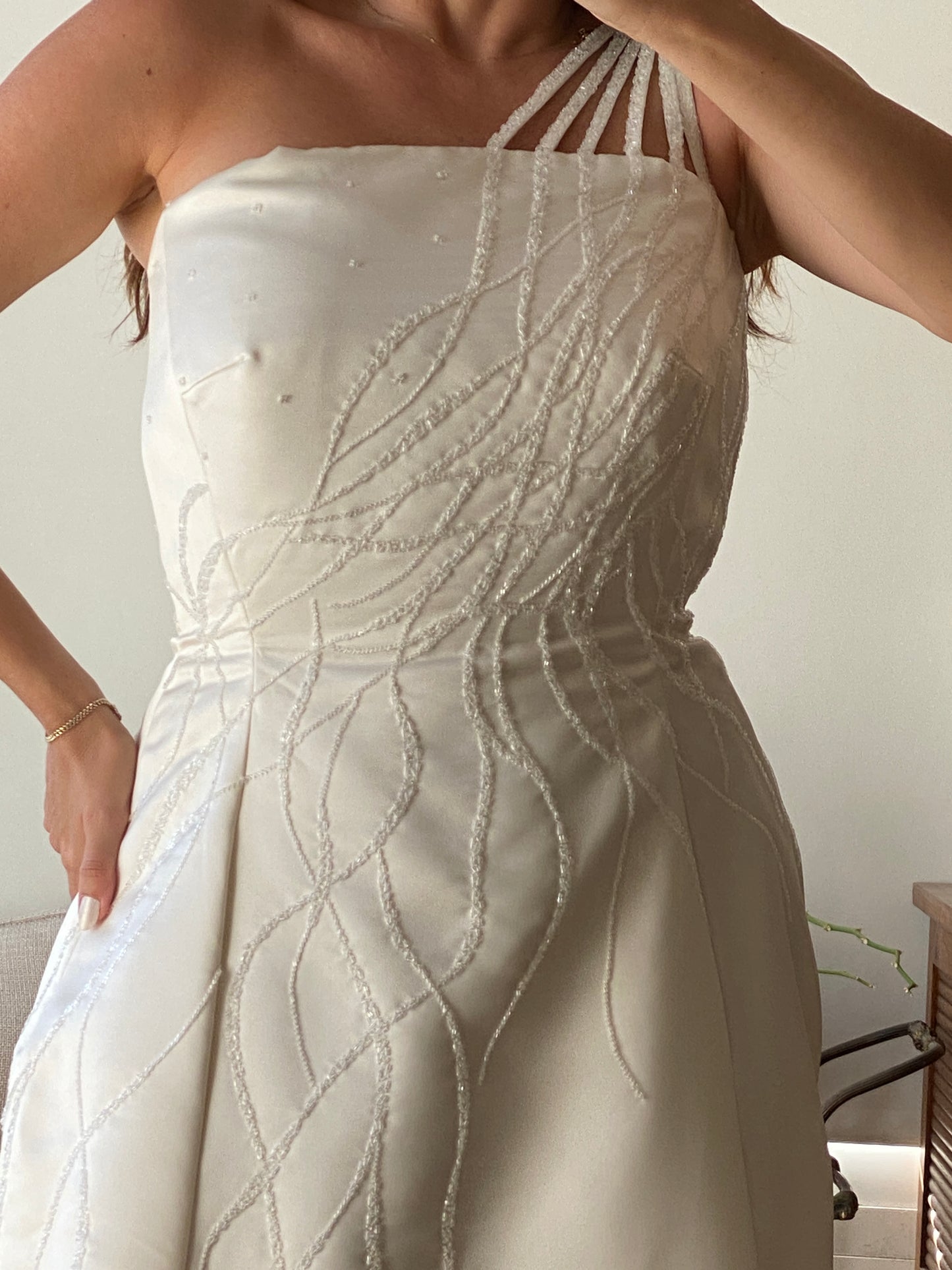 Vestido de raso asimétrico con tirante joya