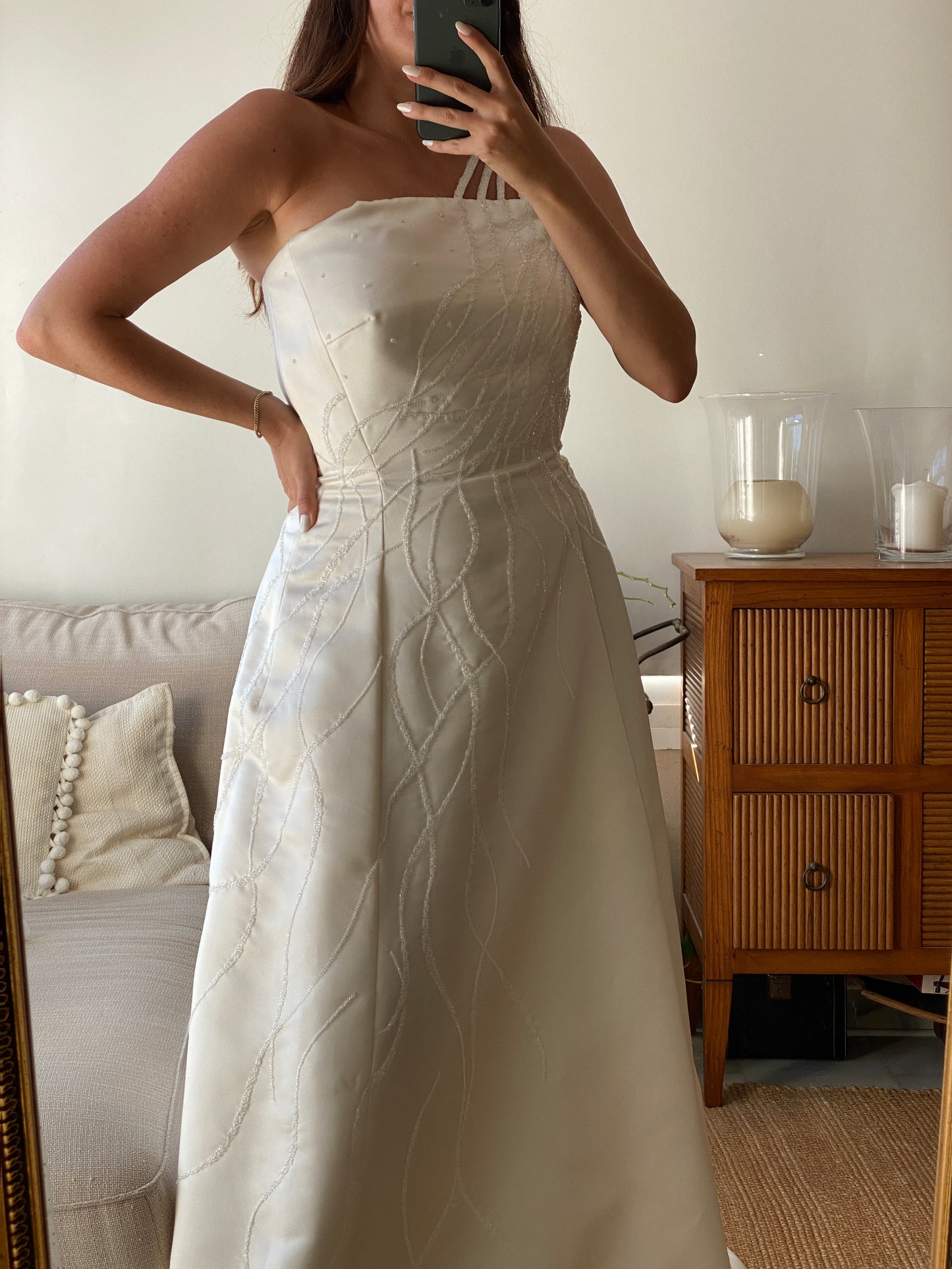Vestido de raso asimétrico con tirante joya