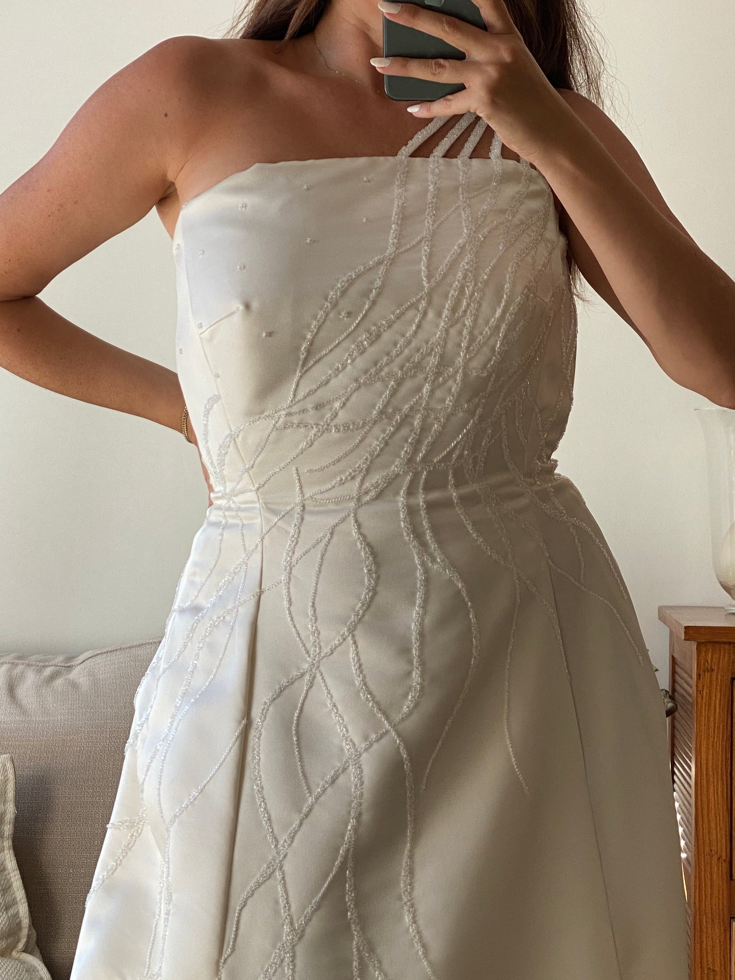 Vestido de raso asimétrico con tirante joya