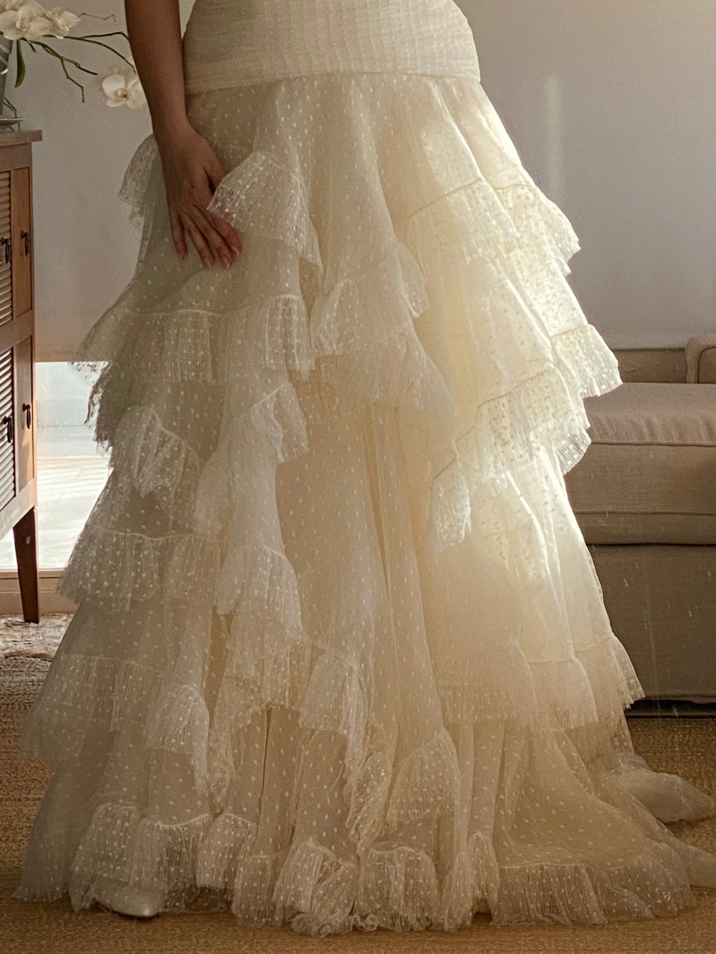 Vestido de novia en tul plumeti con falda de volantes