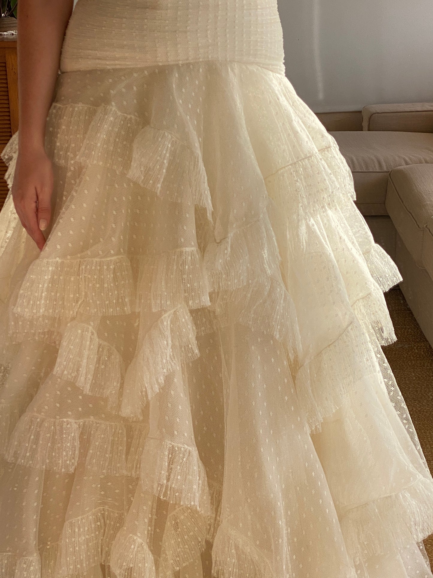 Vestido de novia en tul plumeti con falda de volantes