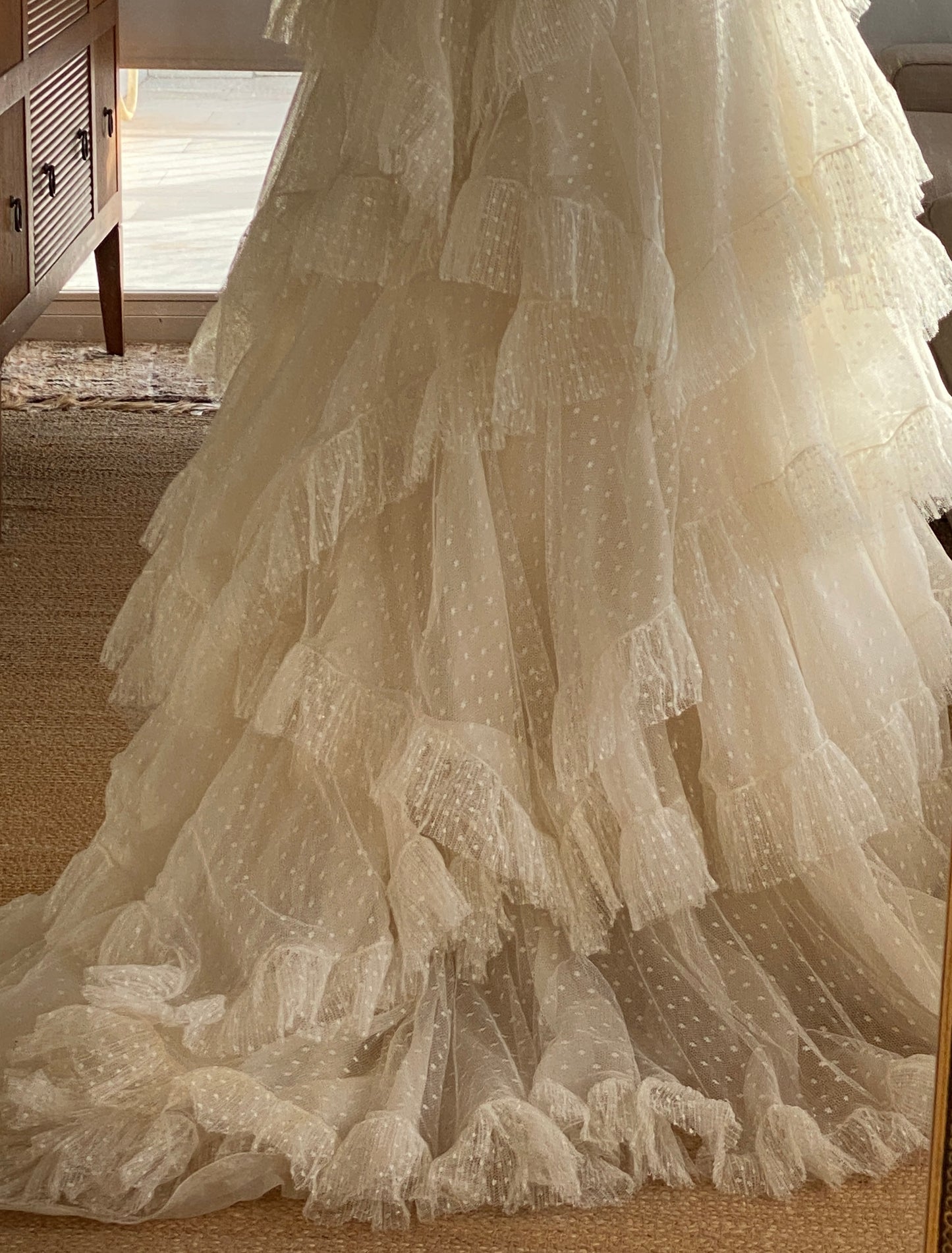 Vestido de novia en tul plumeti con falda de volantes