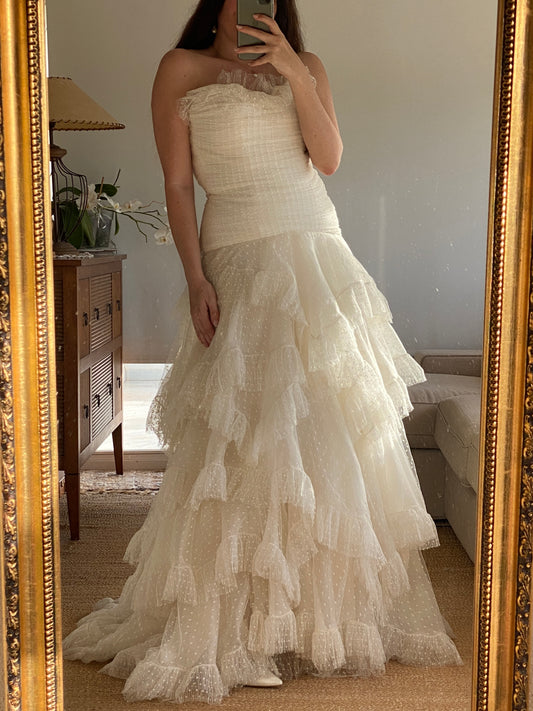Vestido de novia en tul plumeti con falda de volantes