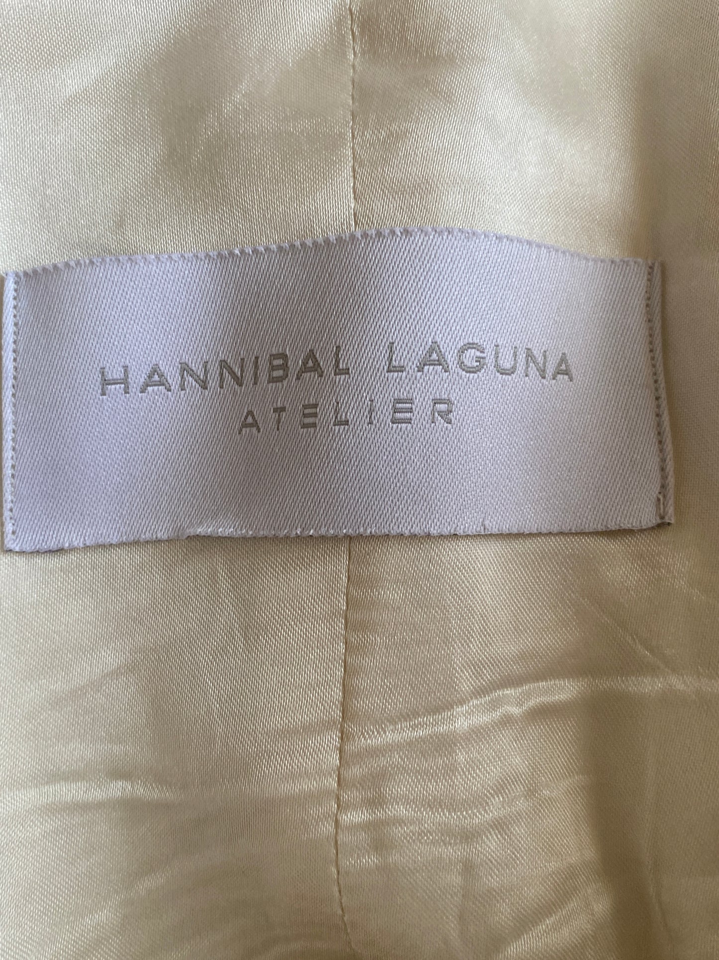 Vestido de novia en tul plumeti con falda de volantes