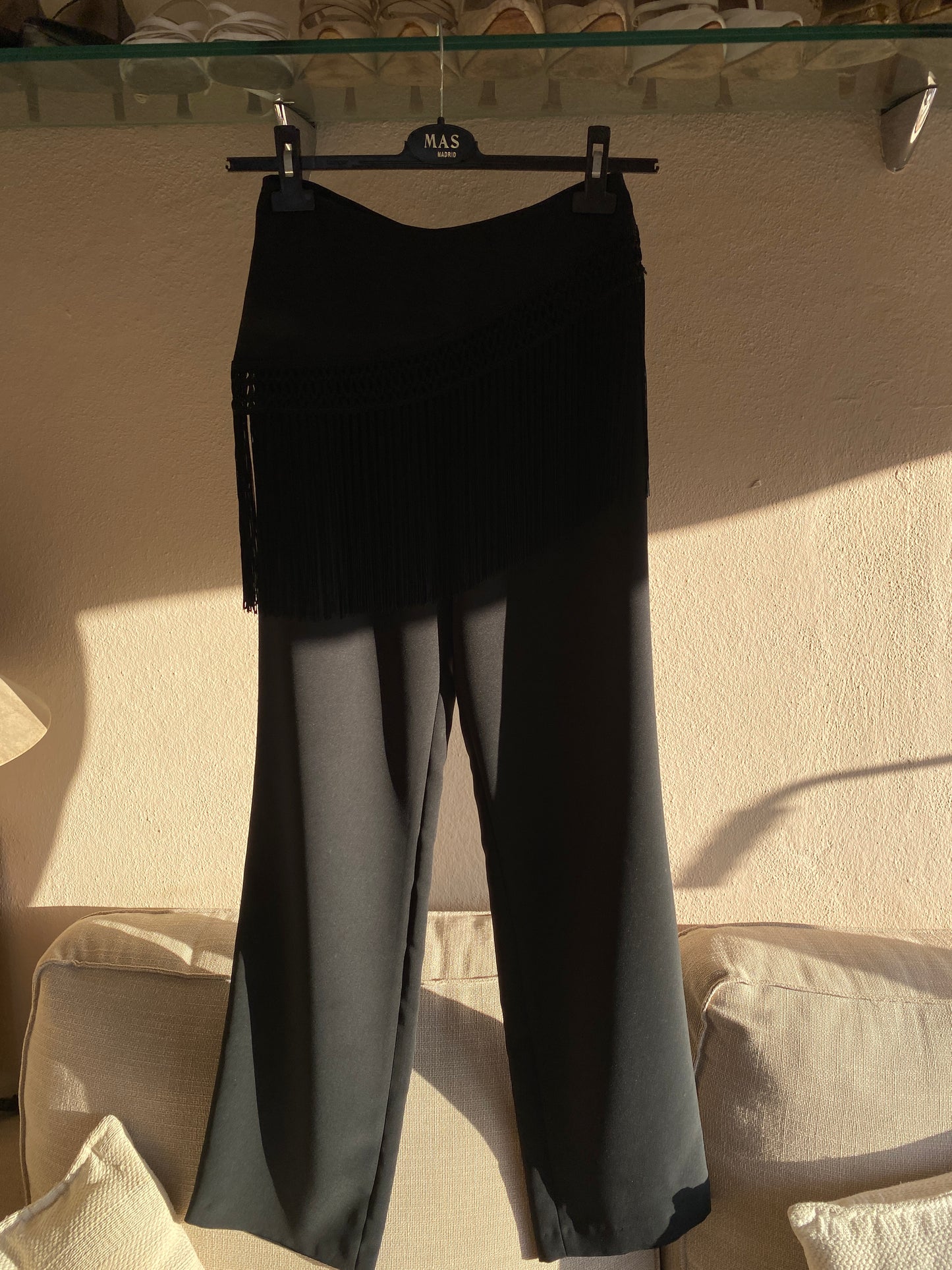 Set de pantalón en crepé con flecos y top de seda plisado