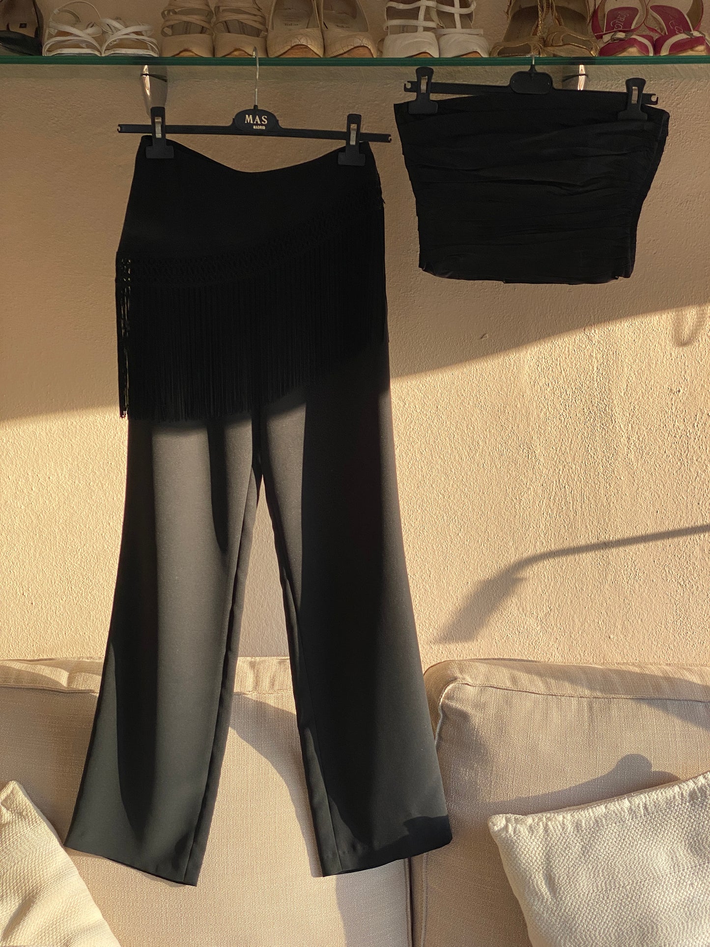 Set de pantalón en crepé con flecos y top de seda plisado