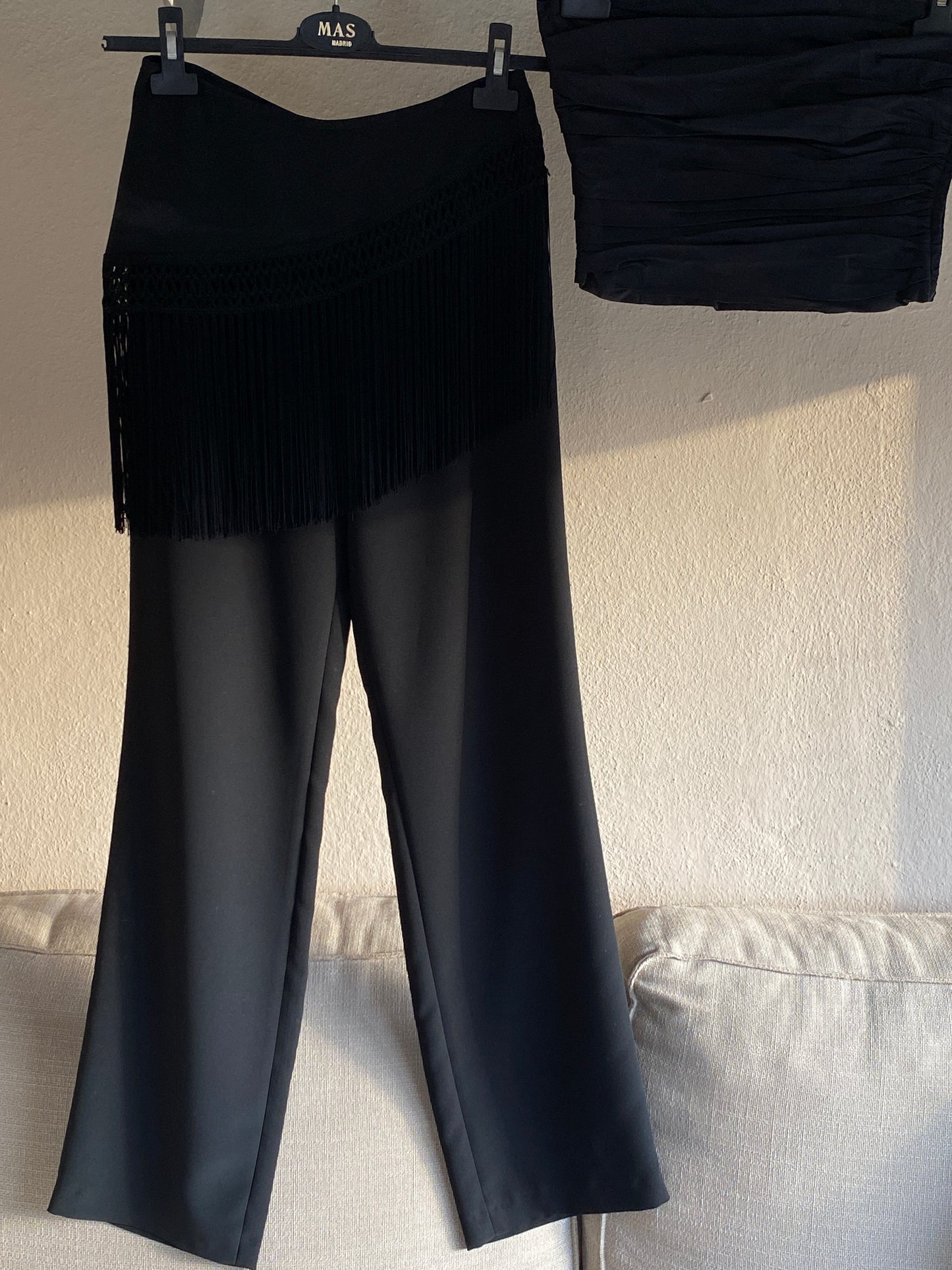 Set de pantalón en crepé con flecos y top de seda plisado