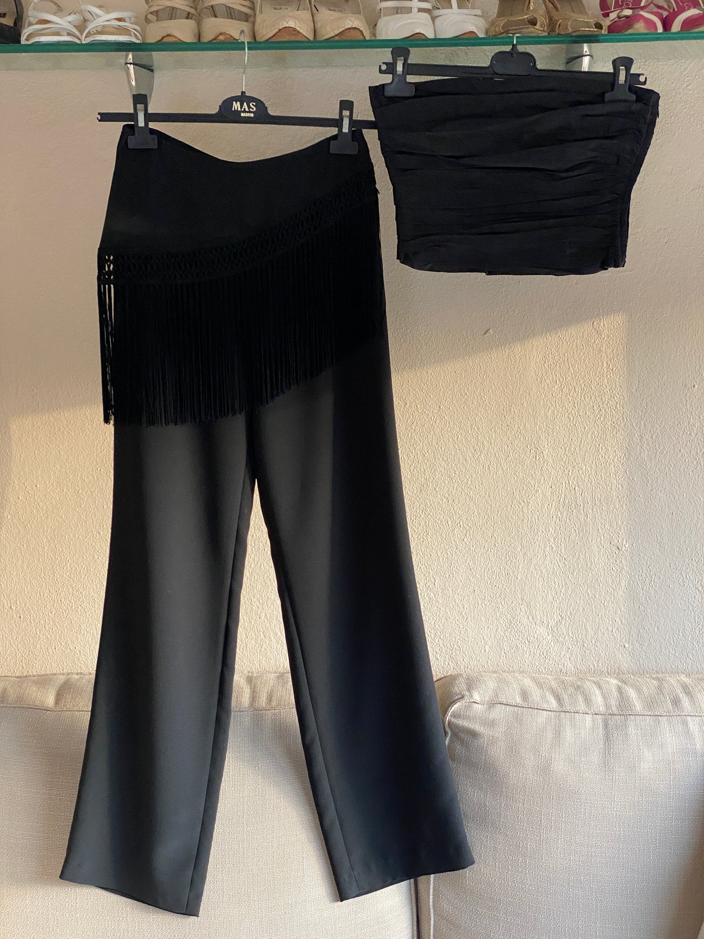 Set de pantalón en crepé con flecos y top de seda plisado