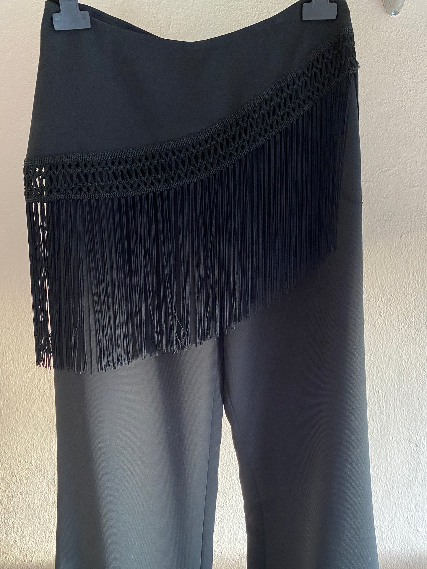 Set de pantalón en crepé con flecos y top de seda plisado