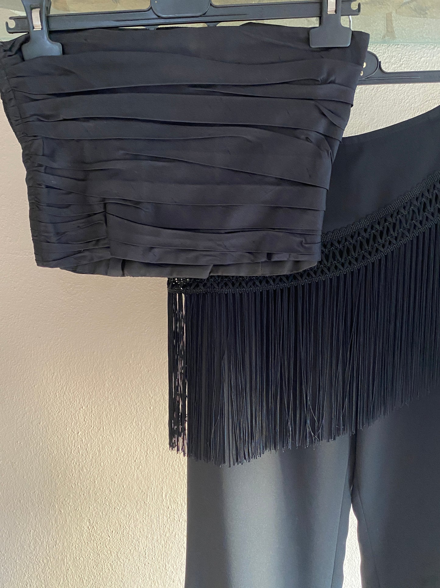 Set de pantalón en crepé con flecos y top de seda plisado