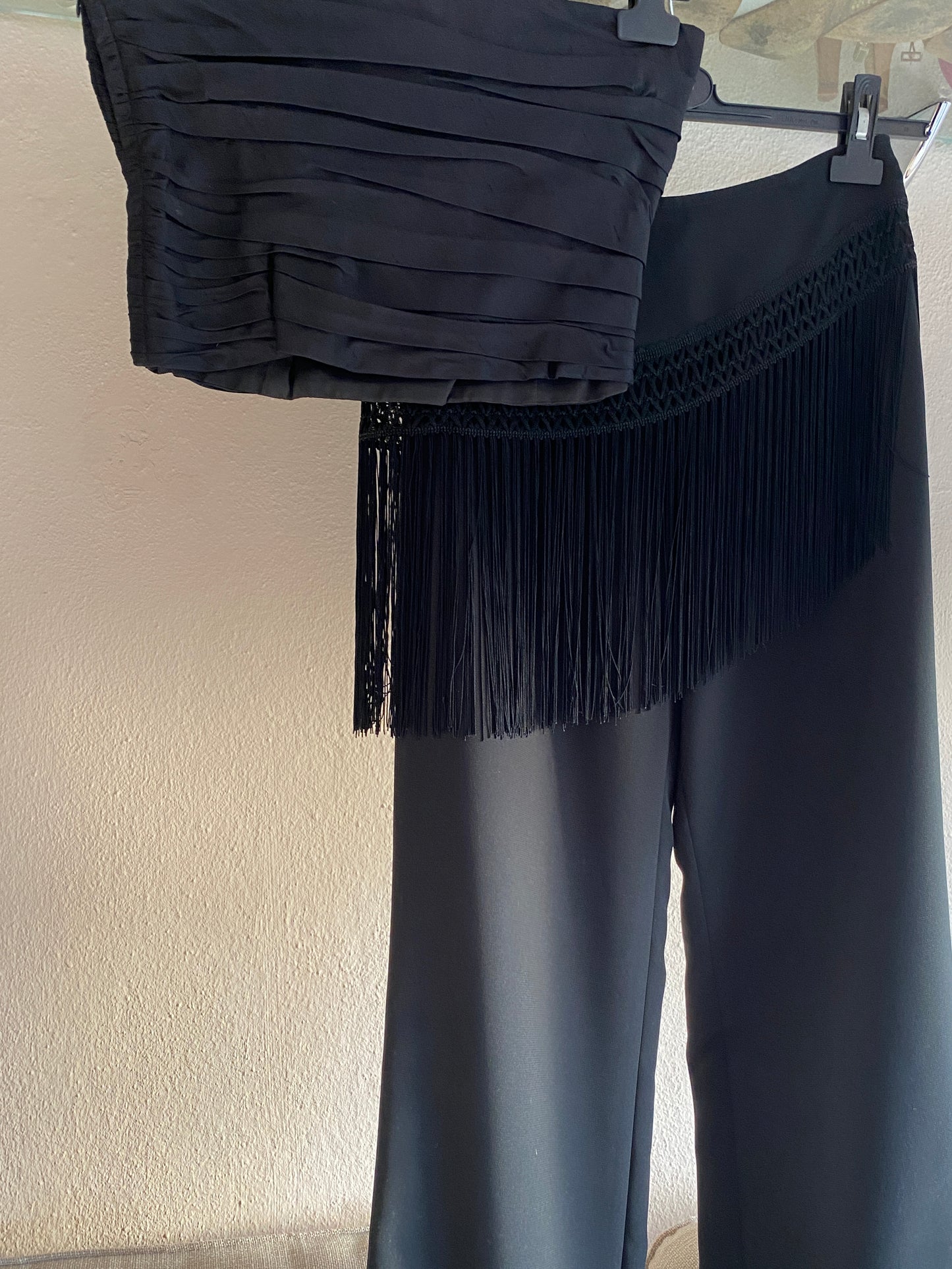 Set de pantalón en crepé con flecos y top de seda plisado