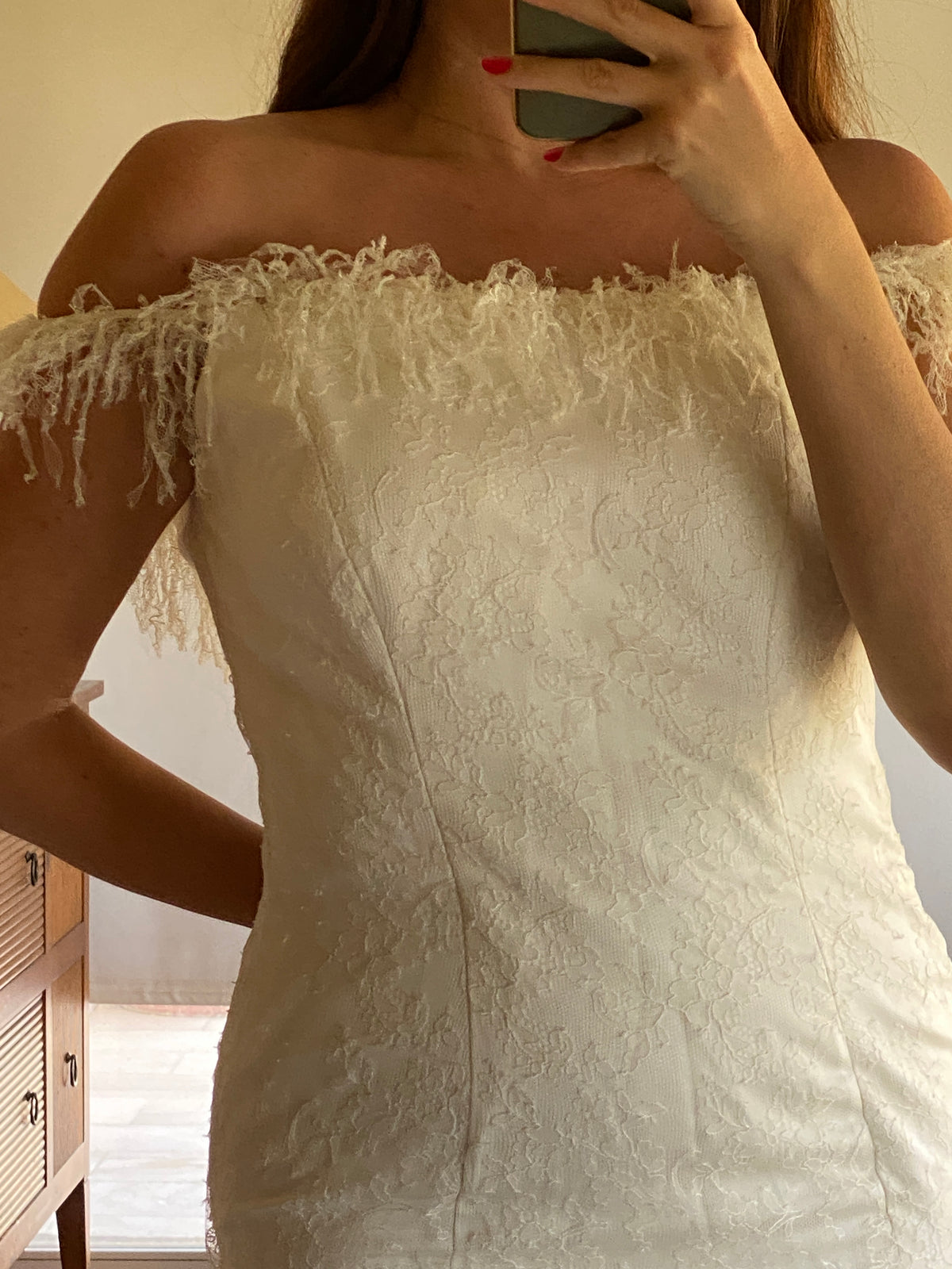 Vestido de novia en encaje chantillí con velo