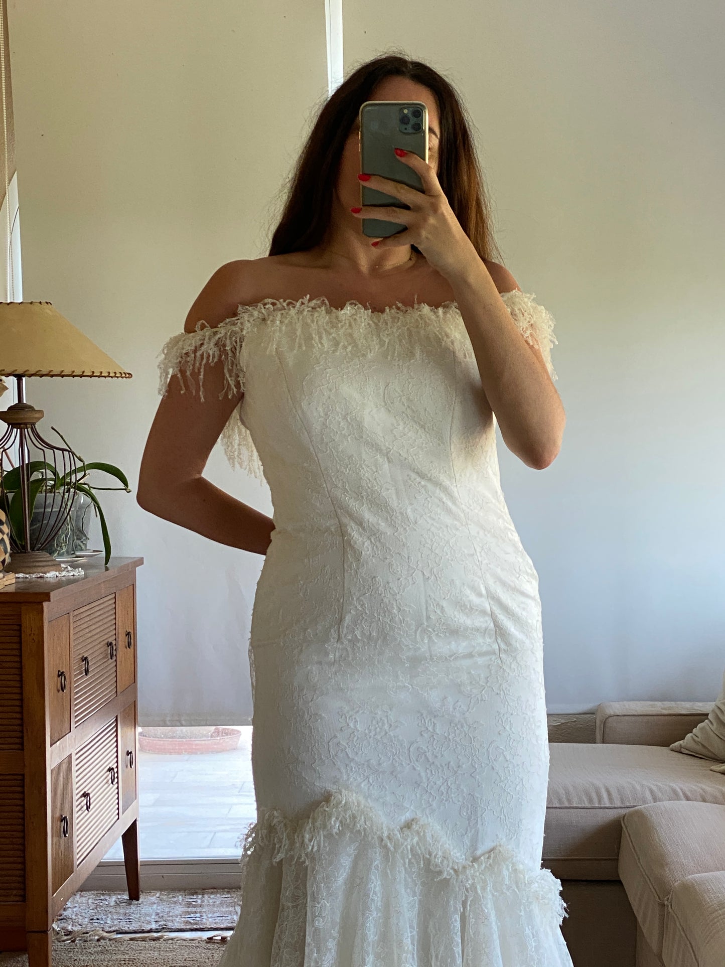 Vestido de novia en encaje chantillí con velo