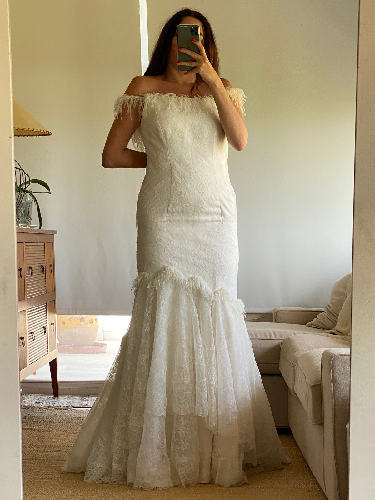 Vestido de novia en encaje chantillí con velo
