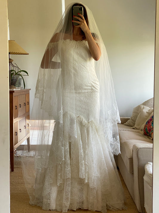 Vestido de novia en encaje chantillí con velo