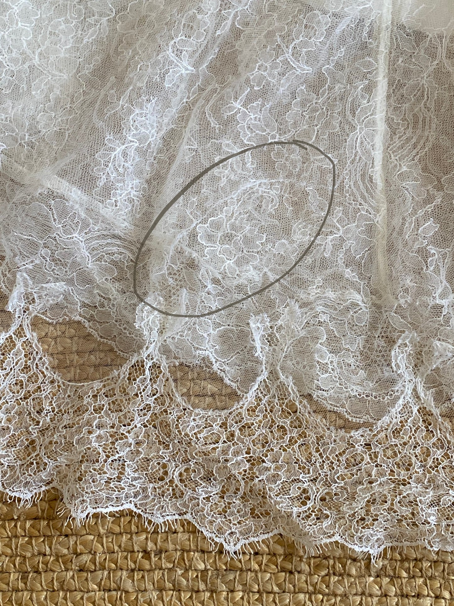 Vestido de novia en encaje chantillí con velo