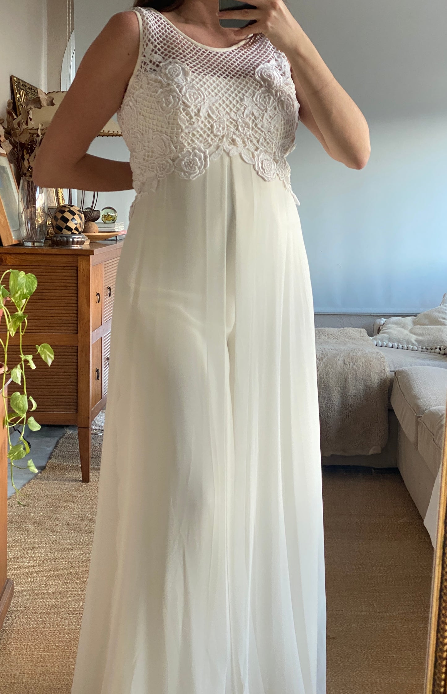 Mono de novia con sobrecapa de gasa