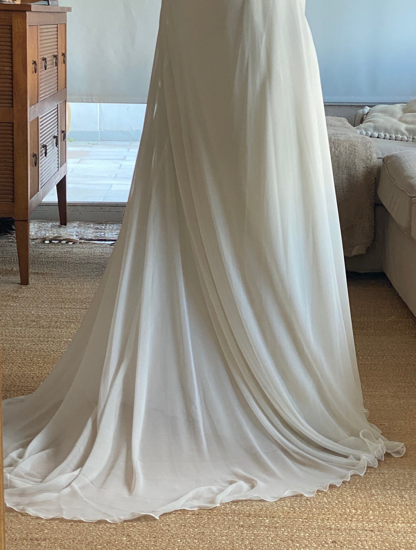 Mono de novia con sobrecapa de gasa