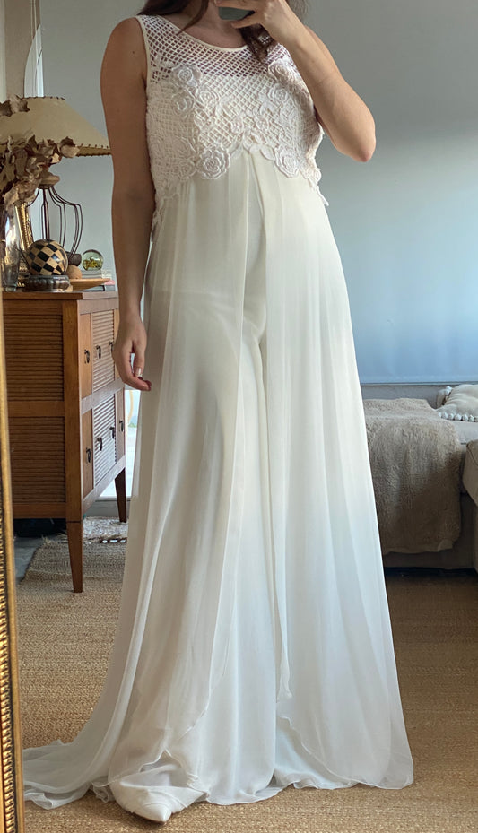Mono de novia con sobrecapa de gasa