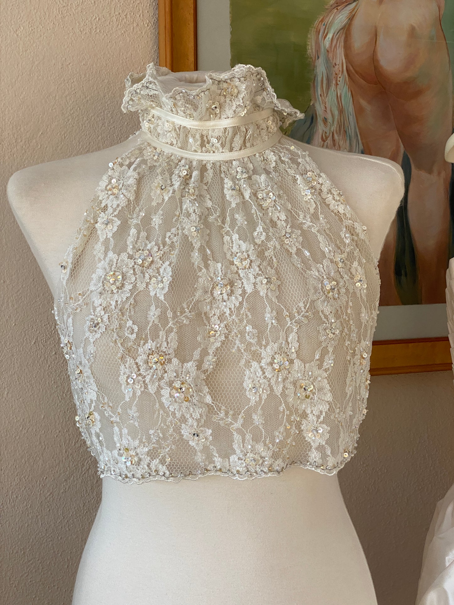 Top halter corto en encaje