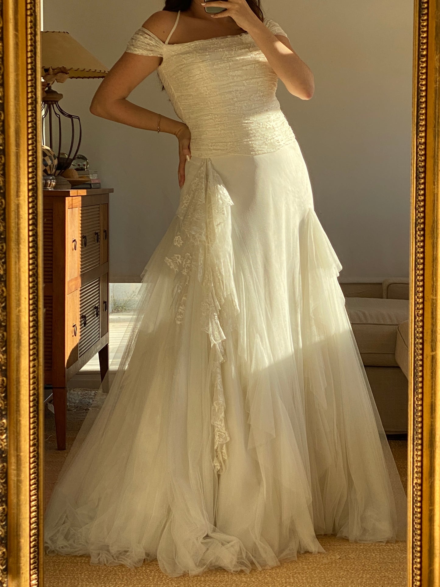 Vestido de encaje y tul con falda voluminosa