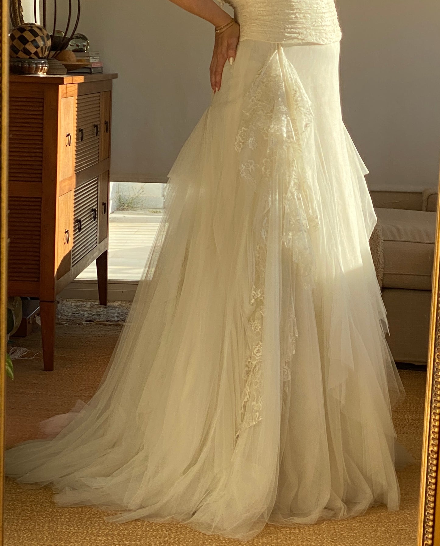 Vestido de encaje y tul con falda voluminosa
