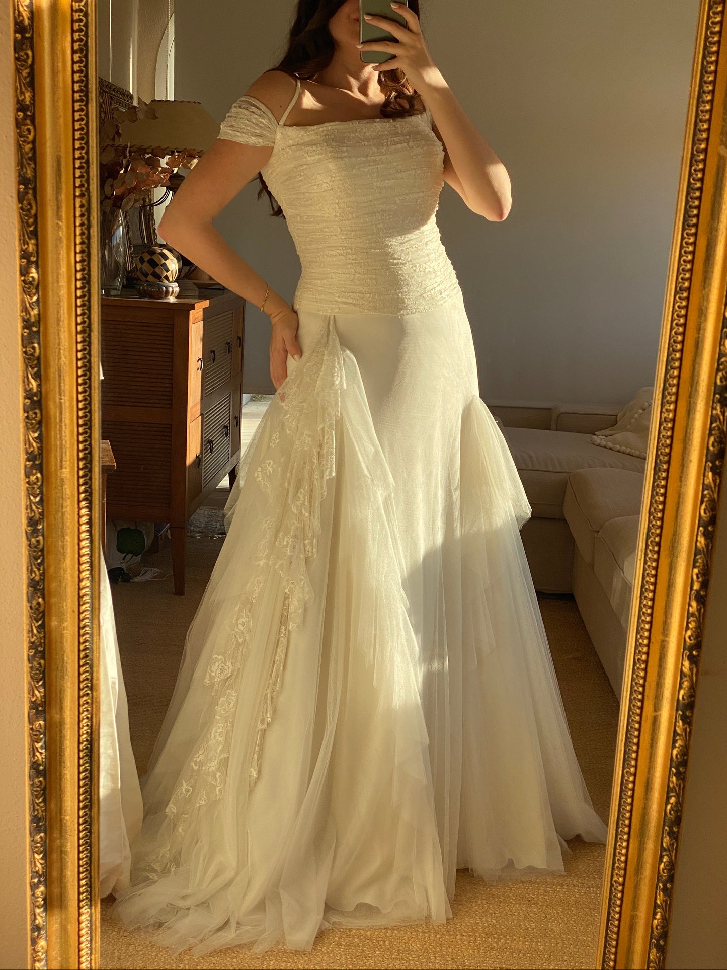 Vestido de encaje y tul con falda voluminosa