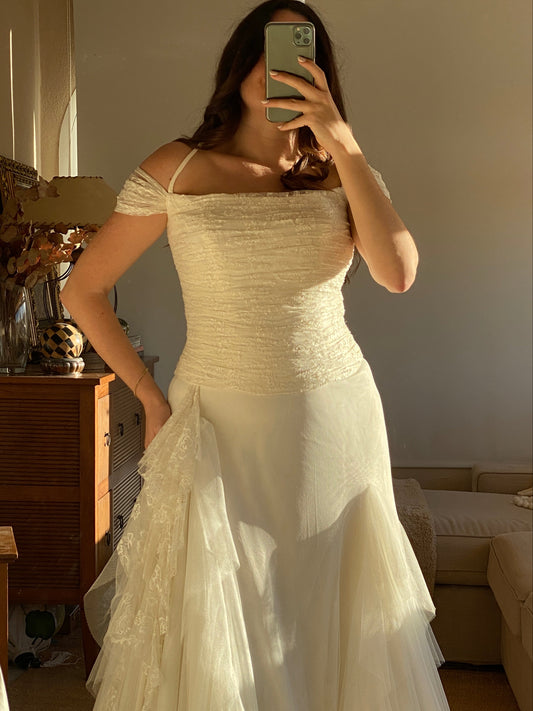 Vestido de encaje y tul con falda voluminosa