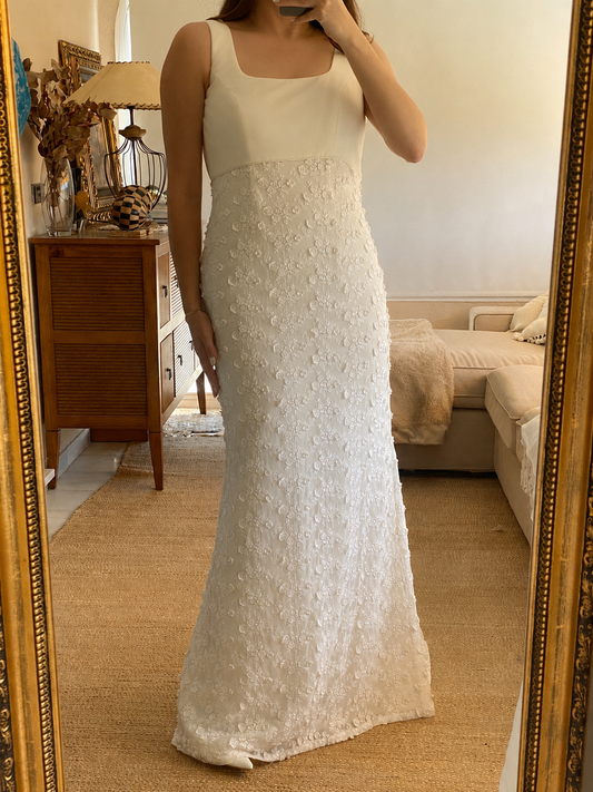Vestido de novia de gasa con flores en relieve