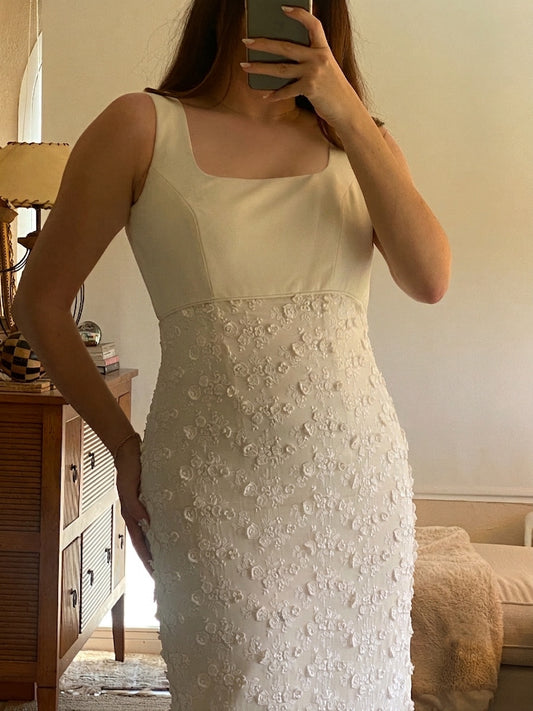 Vestido de novia de gasa con flores en relieve